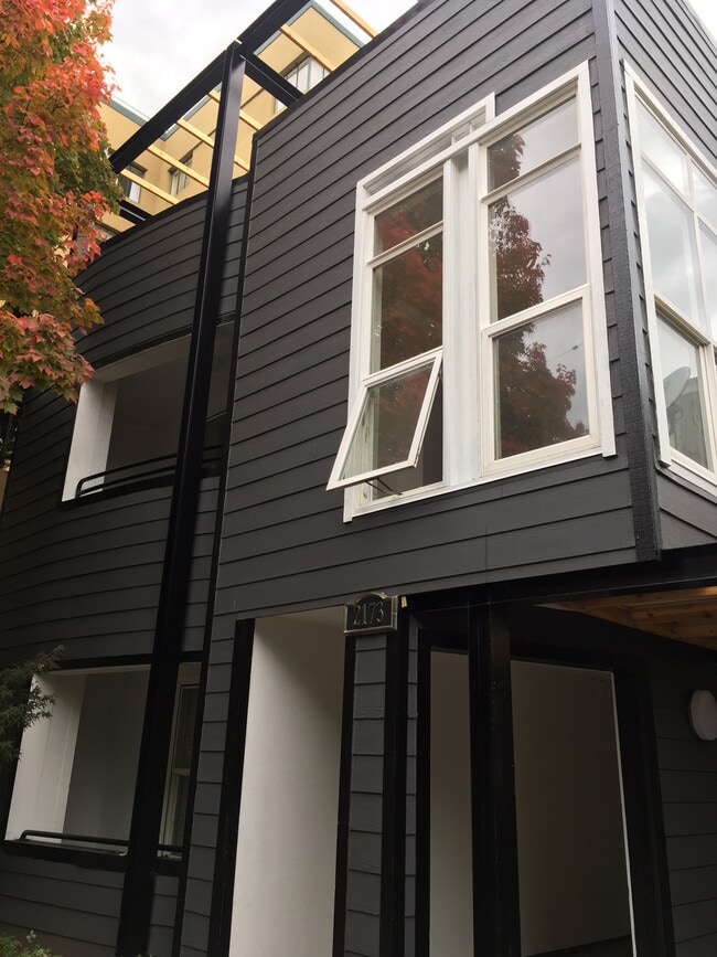 Building Photo - NW Everett Unit 3