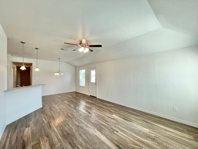 Photo - 1704 Castroville Trl