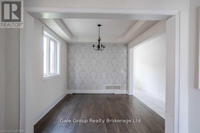 Photo - 909 Edinburgh Dr