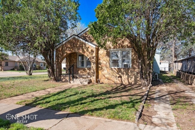 Building Photo - 1102 Cypress St Rental