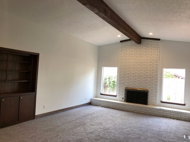 Photo - Large 3-Bedroom with Vaulted Ceilings