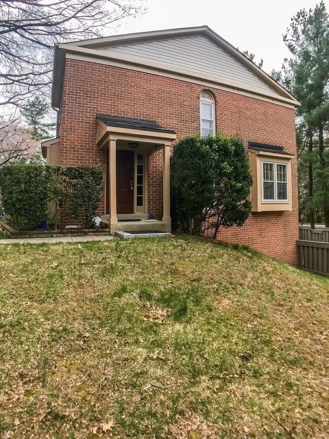 Building Photo - Beautiful end-unit townhome. Walkout basem...