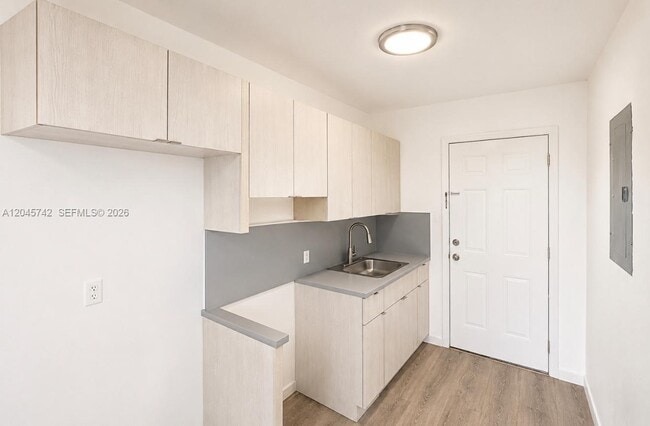Building Photo - 7600 Dickens Ave Unit 2