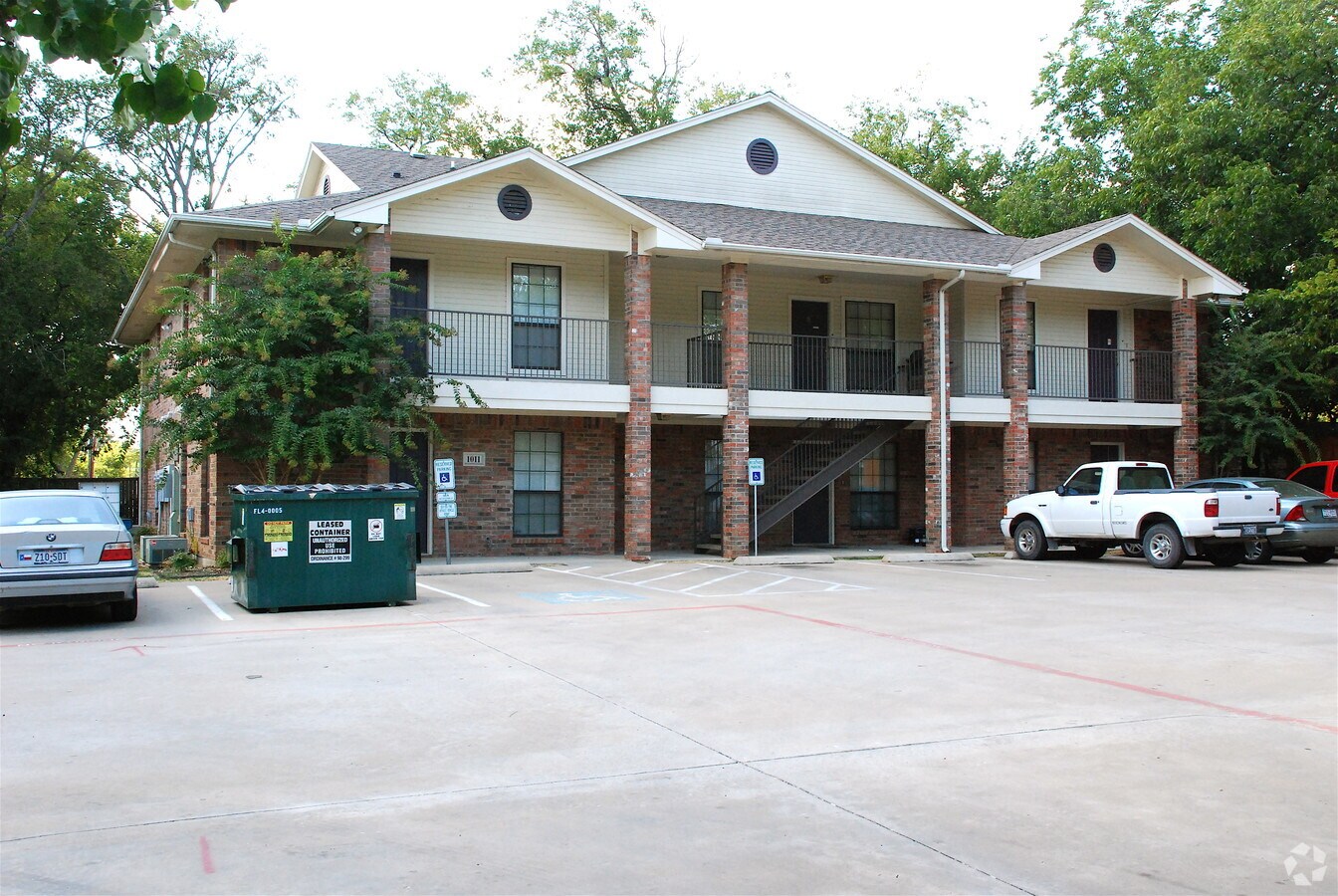 Building Photo - Jim Qualia 10/01/2007 - Bristol Place Apartments