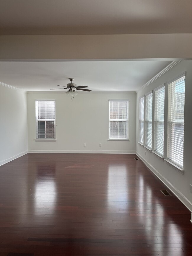 Photo - "Charming 4-Bed Home with Guest Suite & Gr...