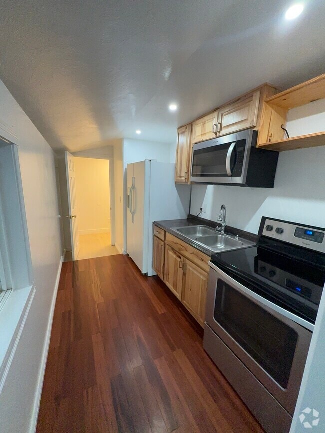 Building Photo - 370.5 H St Rental