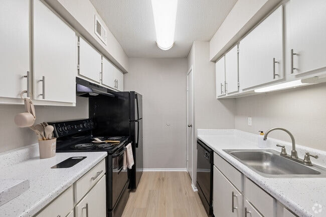 C 1BR, 1BA - 733SF - Kitchen