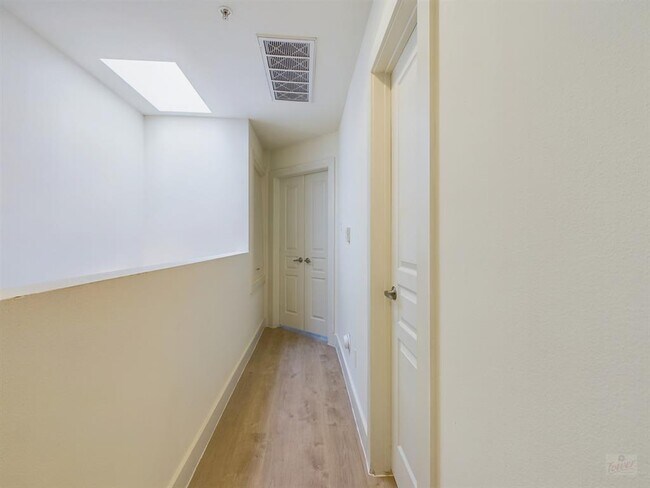 Photo - 711 W 32nd St Unit 143