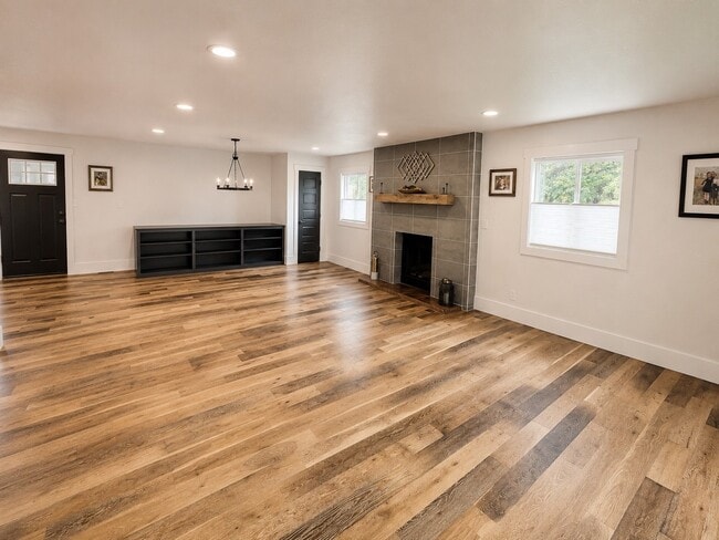 Photo - 320 Parkway Cir N