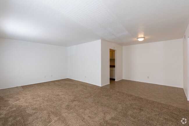 Sala de estar y comedor - American Village Apartments