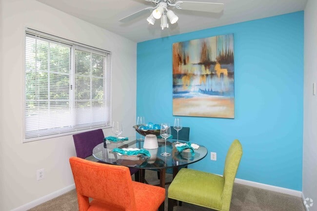2BR, 1BA - 897 SF