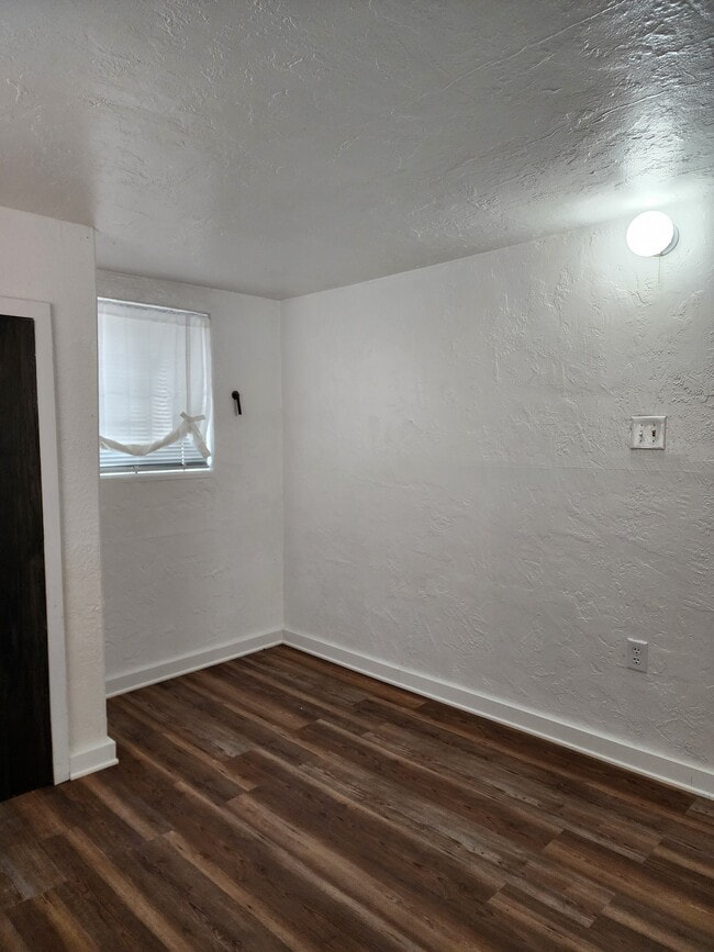 Photo - 1349-1342 Young Ave SW