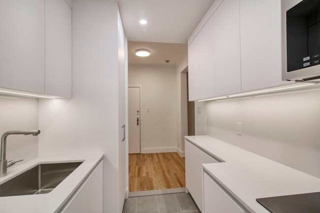 Building Photo - 4930 Chem. Queen Mary Unit 6