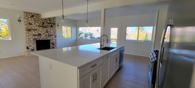 Building Photo - Remodeled, modern interior with fabulous views in West Sedona