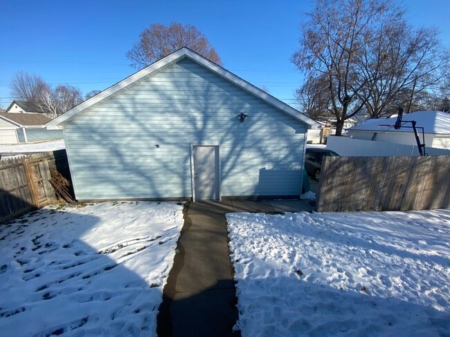 Building Photo - 2016 Charles St Rental