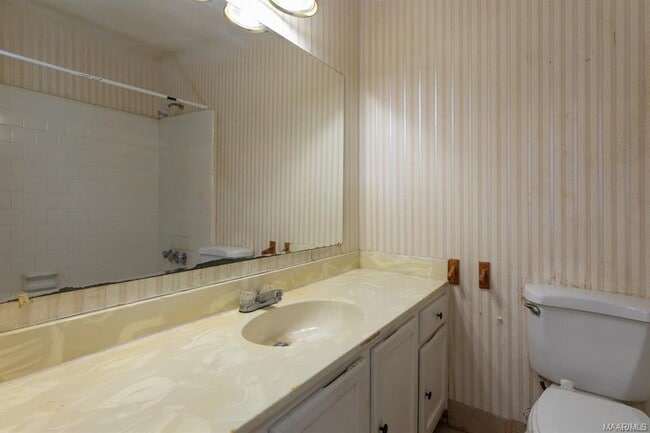 Photo - 548 Winston Dr