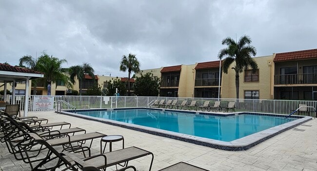 Building Photo - 12515 McGregor Blvd Unit 12515 McGregor Blvd. #205 Rental
