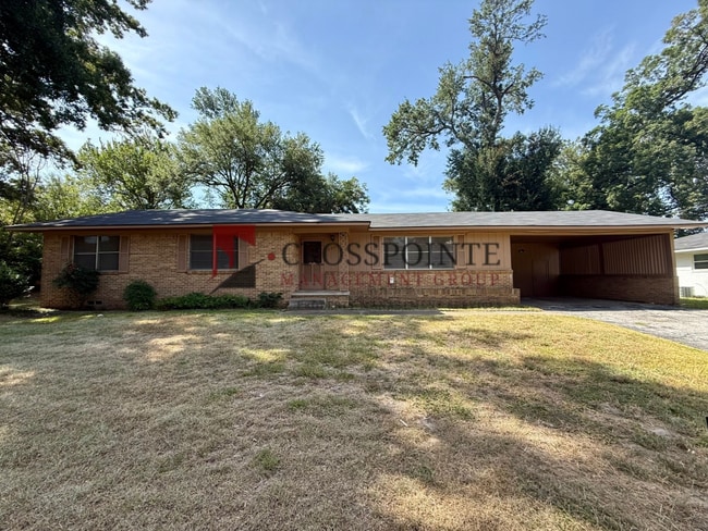Building Photo - 2725 Tanglewood Dr