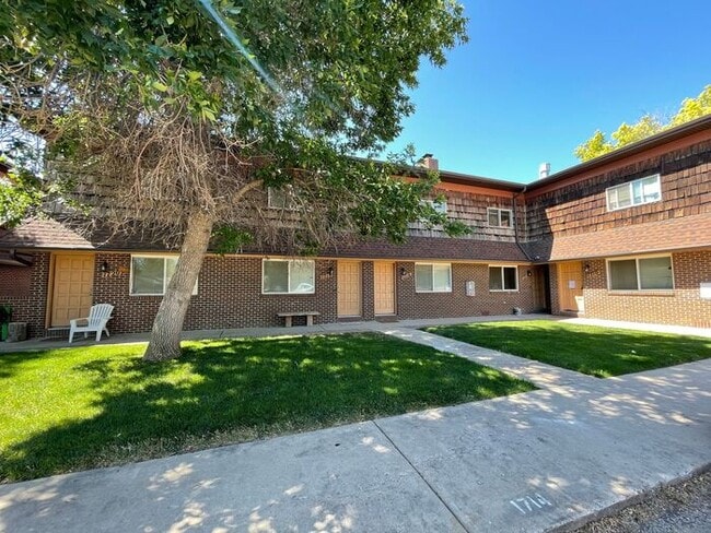Beautiful 2 Bedroom Town Home! - Beautiful 2 Bedroom Town Home!