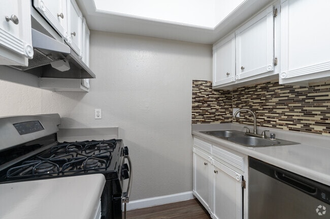 1BR,1BA - 588SF - Kitchen