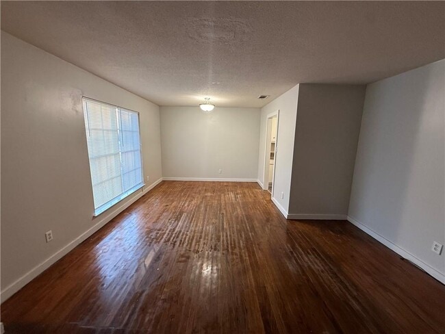 Photo - 532 Woodlore Dr