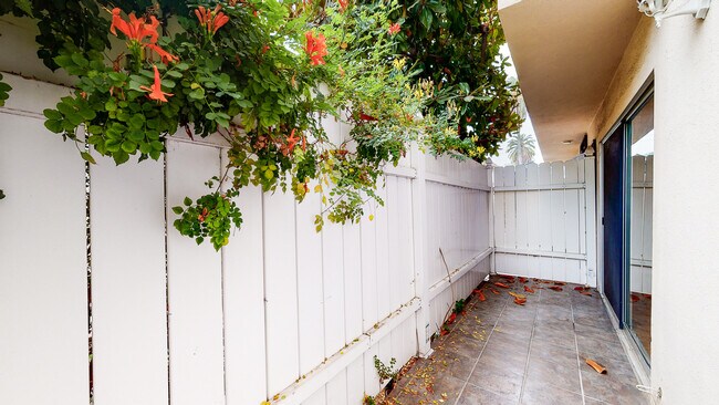 Photo - 2130 N Beachwood Dr Unit 4