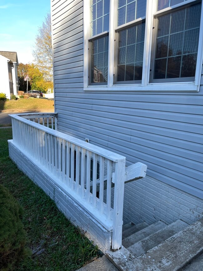 Fotografía del edificio - 10410 Napoleon St Unidad FULLY FURNISHED  BASEMENT