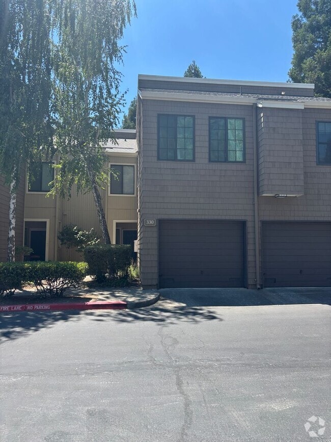 Building Photo - Gorgeous Two-Bedroom Condo with Golf Cours...