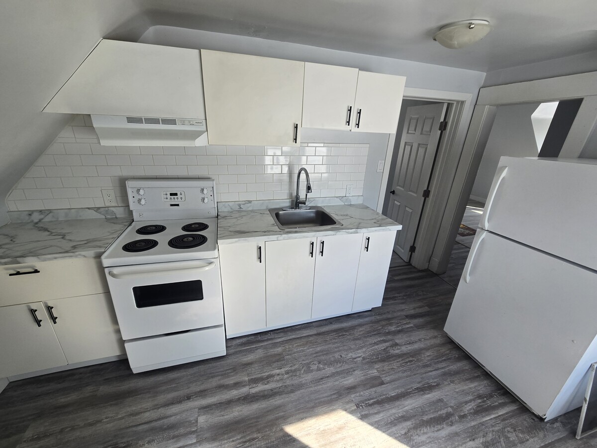 Photo - 806-806 Simcoe St Unit 4