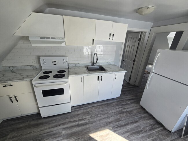 Building Photo - 806-806 Simcoe St Unit 4