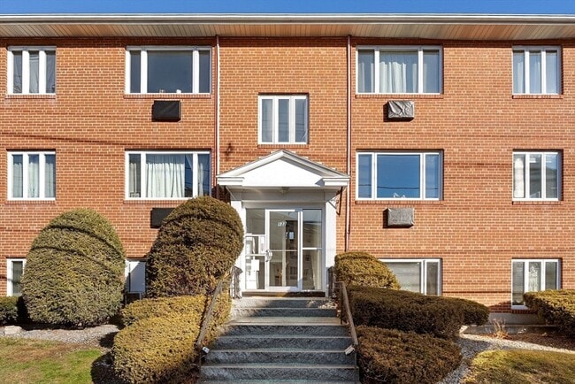 Building Photo - 133 Warren St Unit 3