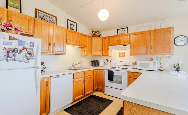 Photo - Spacious 3 Bedroom Apartment - AVAILABLE SEPTEMBER Unit 2406 Hill Ave - 1