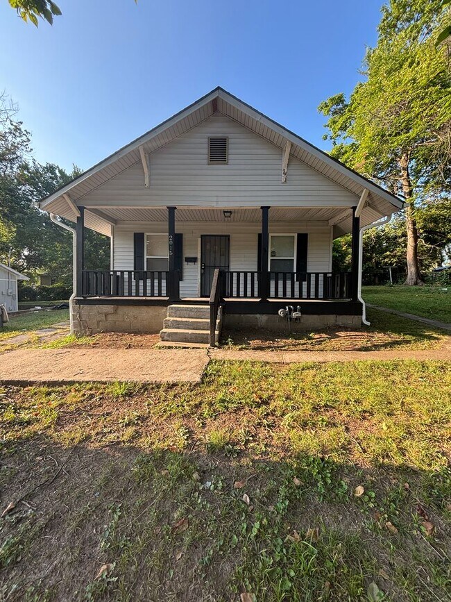 Building Photo - AVAILABLE NOW! MOVE IN SPECIAL! 3 Bedroom, 2 Bathroom in Kansas City! $1,425.00