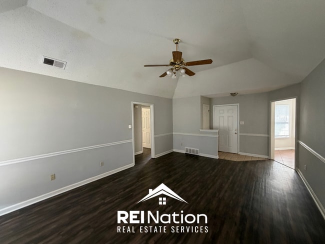 MEMPHIS CHARMER! | Vaulted Ceilings & Hardwood Floors | 3 Bed / 2 Bath & 2-Car Garage