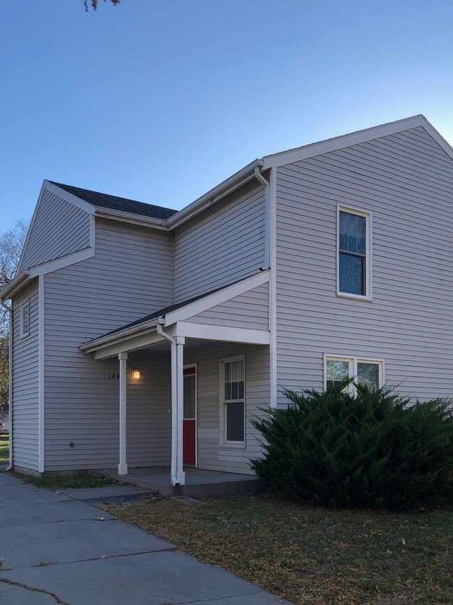 Building Photo - 3 Bedroom 2 bath TownHome