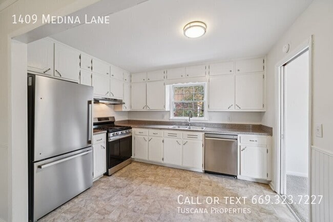 Photo - 1409 Medina Ln