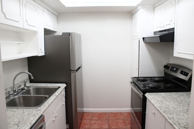 Photo - RENOVATED 2-BEDROOM CONDO AT THE GEORGIAN