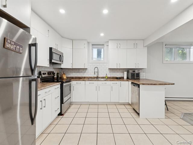 Spacious kitchen - 203 Rue Dollard-Des Ormeaux Unit Furnished 2BR / 1BA Apartment