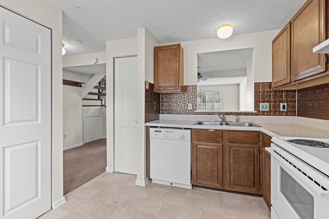 Photo - 528 Chanticlar Ct