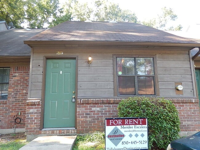Building Photo - AWESOME 2/2 w/ Washer/Dryer, Vaulted Ceilings, Split Plan, Walk In Closet, & More! Walk/Bike to F...