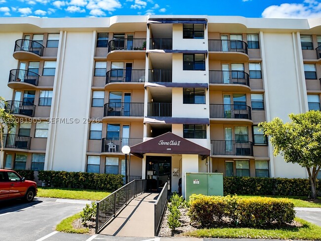 Building Photo - 2701 Riverside Dr Unit 203-B