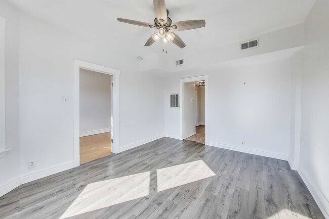 Photo - 2164 N Oakley Ave Unit 3