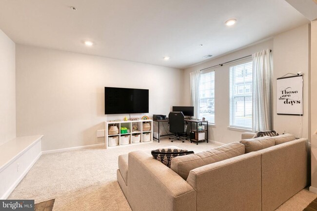 Photo - 2050 Hinshaw Dr