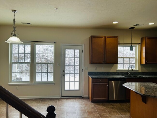 parte trasera semiprivada - 240 Broadstone Dr