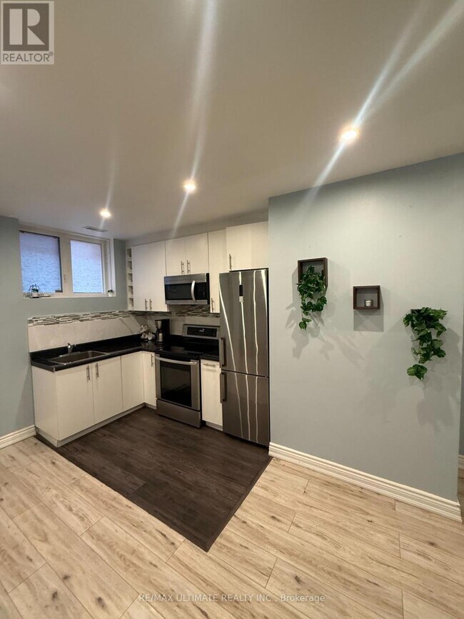Photo - 1166 Glengrove Ave W