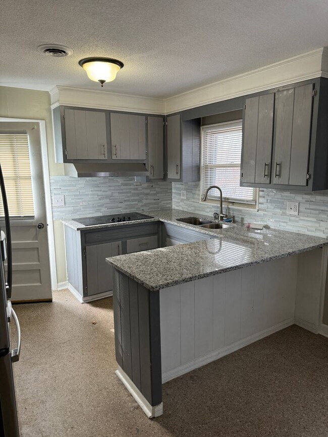 Photo - Brick Ranch in a Great Bristol TN location