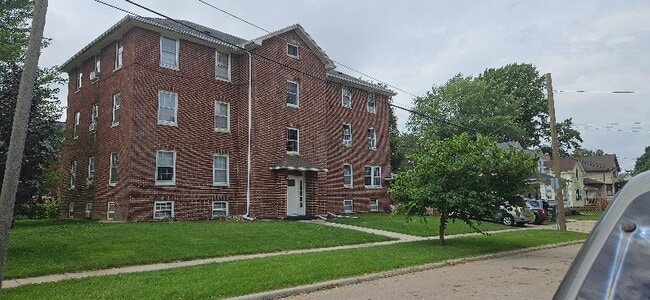 Building Photo - 208 W Sycamore St Rental