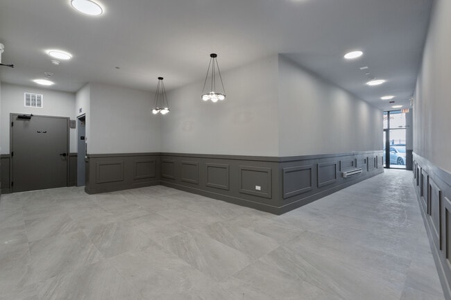 2505 W Farragut Ave
