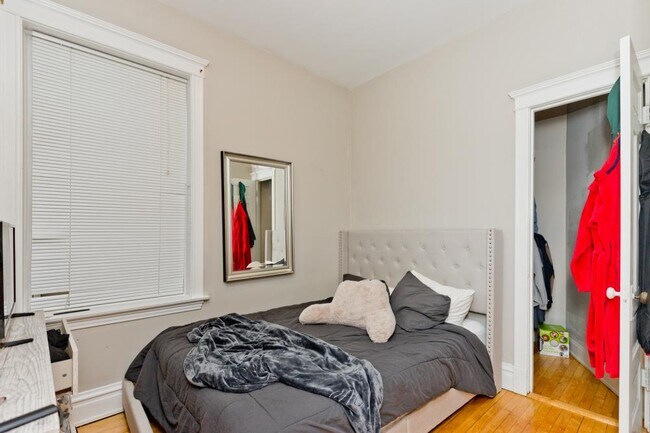 Photo - 3 bedroom in Chicago IL 60657