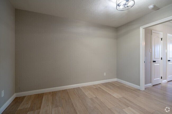 1BR, 1BA - 722SF - Living Room